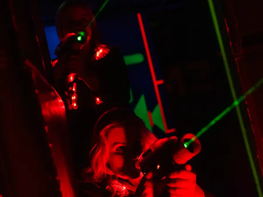 Laserspill i hallen med grønne lasere