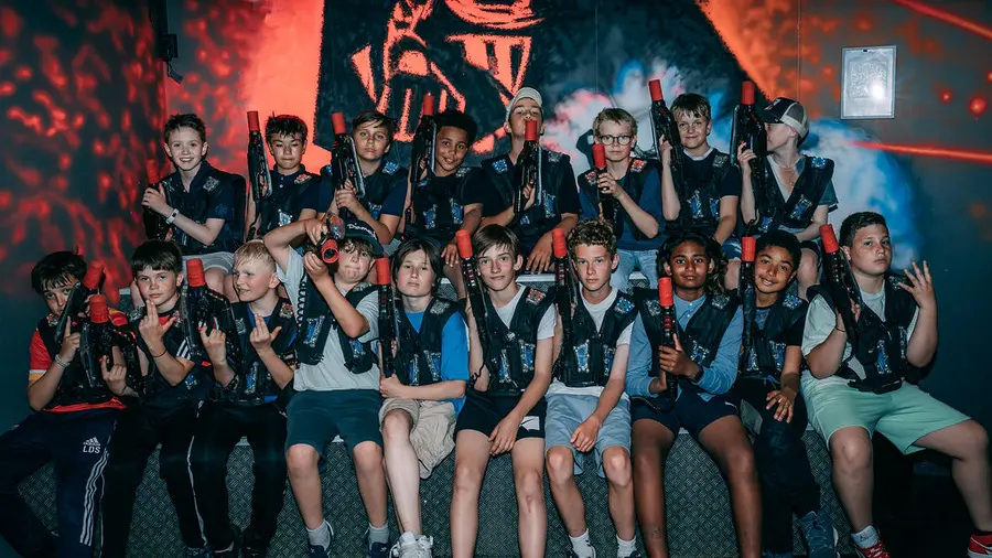 Skoleklasse i laserhallen