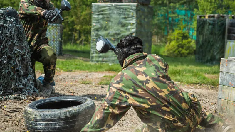 Full fart på utendørs paintballbane
