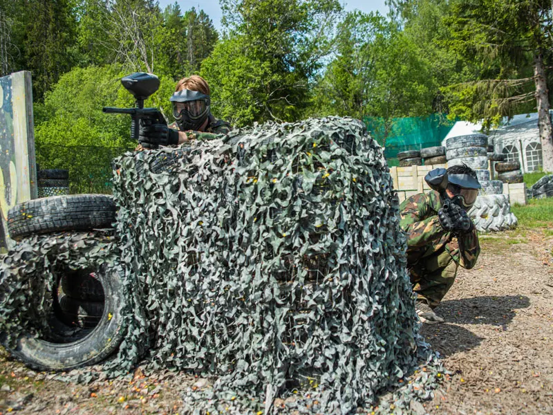 Spillere i aksjon på Highjumps paintballbane ved Stensrudvannet